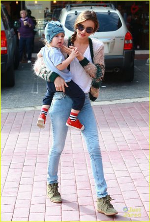 miranda-kerr-gymnastics-class-with-flynn-12