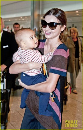 miranda-kerr-flynn-heathrow-airport-05