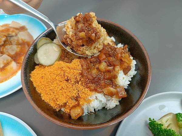 台中臭豆腐|豬哥明臭豆腐魯肉飯。藏身在向上市場華美街，必點皮