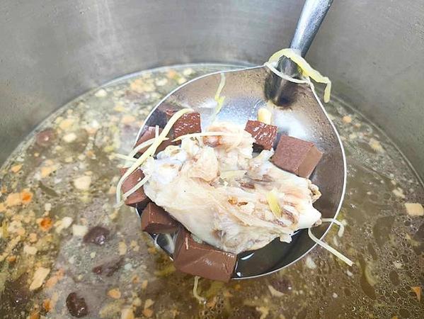 台中臭豆腐|豬哥明臭豆腐魯肉飯。藏身在向上市場華美街，必點皮