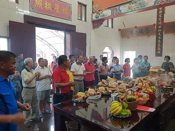 桃園新屋東明姜氏子孫昨天也齊聚祖塔祭祖，現場近千民眾向始祖姜