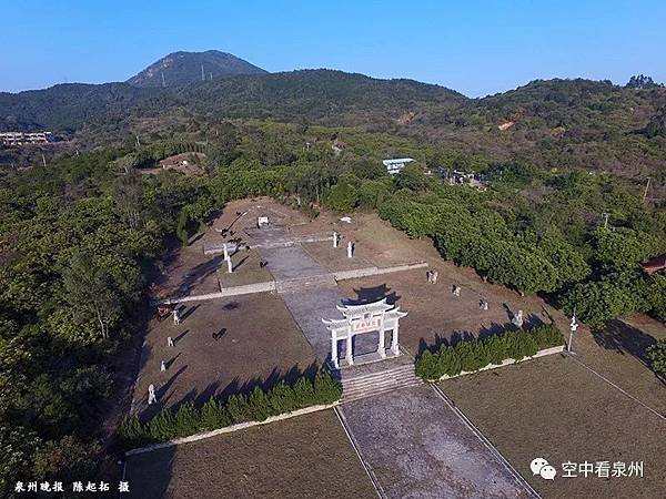 施琅墓園形似巨艦墓庭隨山勢分7層而上,石馬、石虎、石羊、石獅