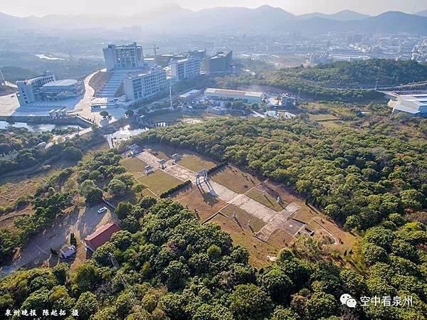 施琅墓園形似巨艦墓庭隨山勢分7層而上,石馬、石虎、石羊、石獅