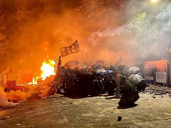 郭位/不只香港中文大學遭港警攻擊，香港城市大學也淪陷槍林彈雨