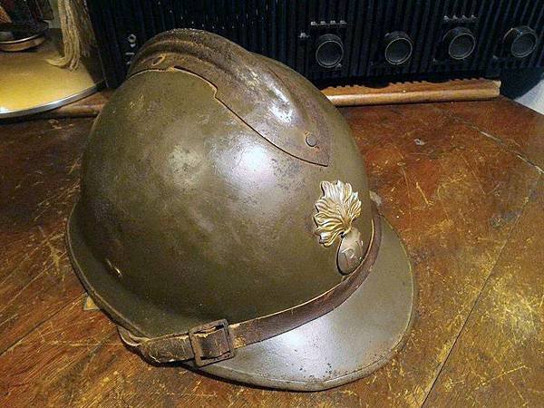法國亞德里安鋼盔1915年/普魯士軍盔在1842年“尖頂帽”