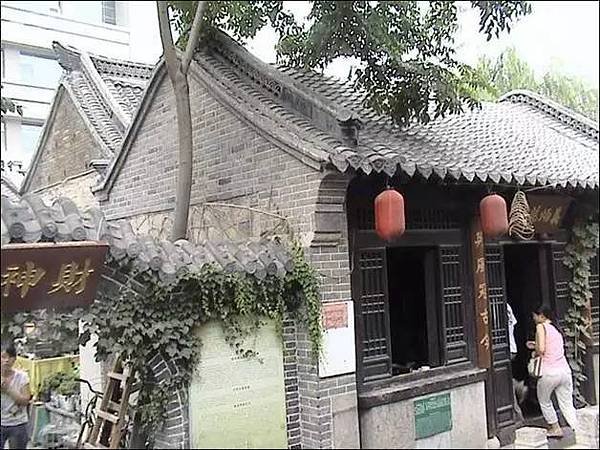 唐代宮廷寺院橫向平行的相鄰支柱的距離稱為「間」，縱向相鄰支柱