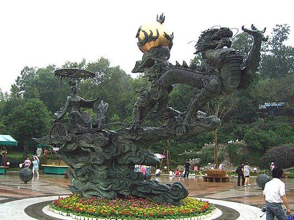 800px-Xi_He (1)