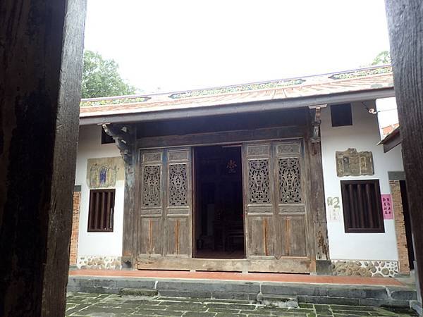 梅鶴山莊，位於桃園市大溪區福安里頭寮一號，佔地一甲，為林本源