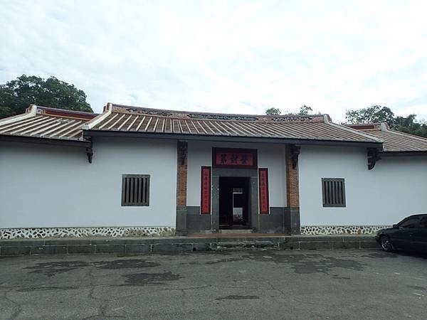 梅鶴山莊，位於桃園市大溪區福安里頭寮一號，佔地一甲，為林本源