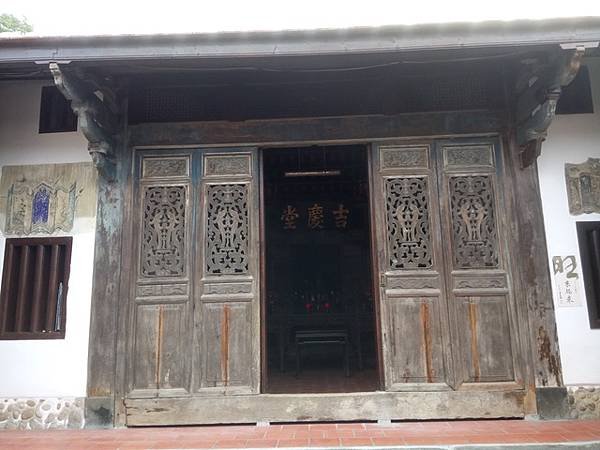 梅鶴山莊，位於桃園市大溪區福安里頭寮一號，佔地一甲，為林本源
