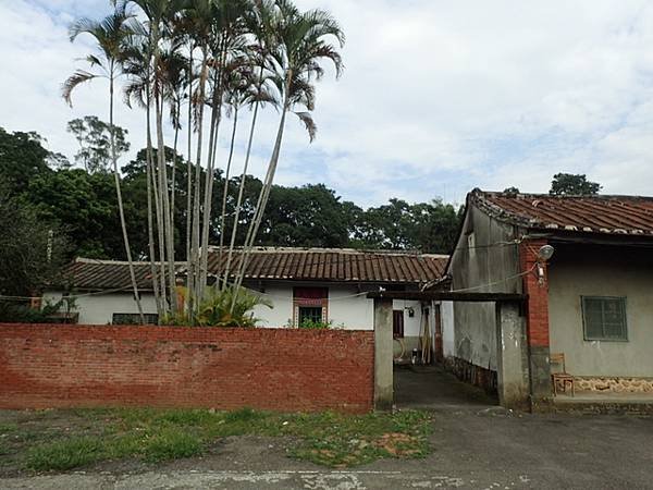 梅鶴山莊，位於桃園市大溪區福安里頭寮一號，佔地一甲，為林本源