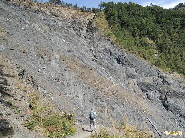 「除了第一天會在天池山莊，其他天都會在稜線上紮營，所以帳篷睡