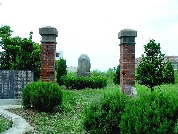 大湖口公學校之跡碑文/「民國前五年於中崙（即今湖口鄉波羅村）