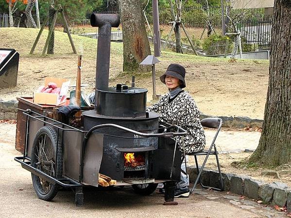 853px-Ishi_yakiimo_vendor_by_MSh