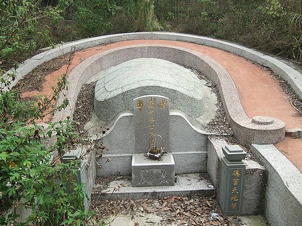 800px-Lingshan_Islamic_Cemetery_-_turtle_tomb_-_DSCF8375