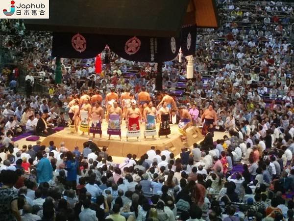 土俵是日本相撲比賽時的圓形黏土擂台-土俵上方有一個類似神社屋