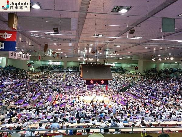 土俵是日本相撲比賽時的圓形黏土擂台-土俵上方有一個類似神社屋