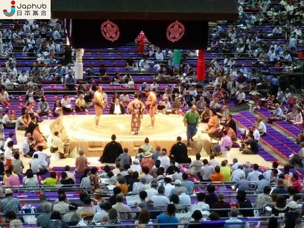 土俵是日本相撲比賽時的圓形黏土擂台-土俵上方有一個類似神社屋