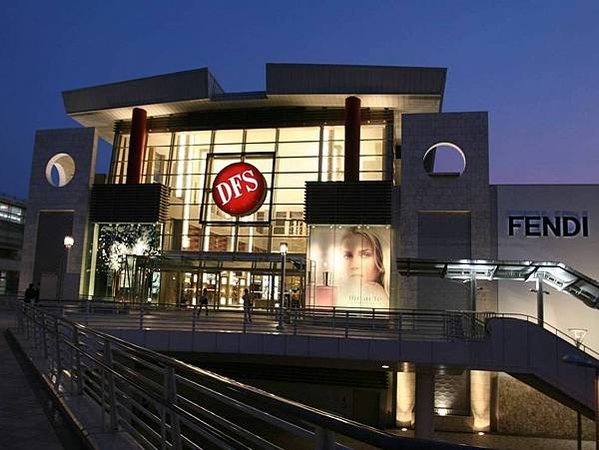 「慈善界的詹姆士·龐德」環球免稅集團（DFS）查克費尼投資免