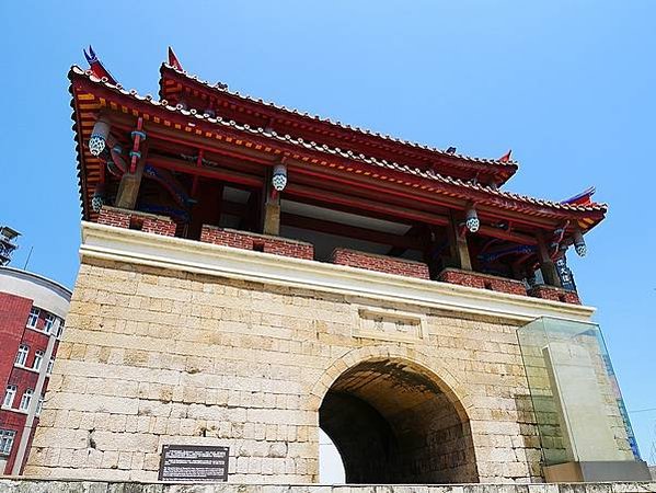 799px-新竹縣城（淡水廳城）東門_2