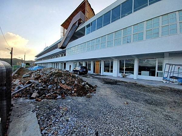 基隆太平青鳥書局-全台最美海景書店-基隆太平國小廢棄校園大變