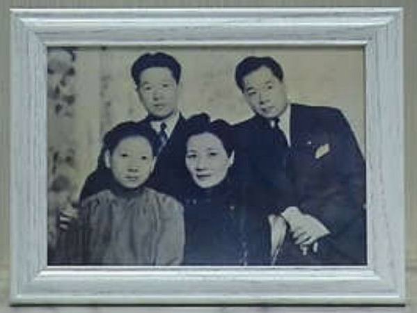 孔令偉-孔二小姐-孔子後代-長期的男性裝束而著稱。終身未婚，