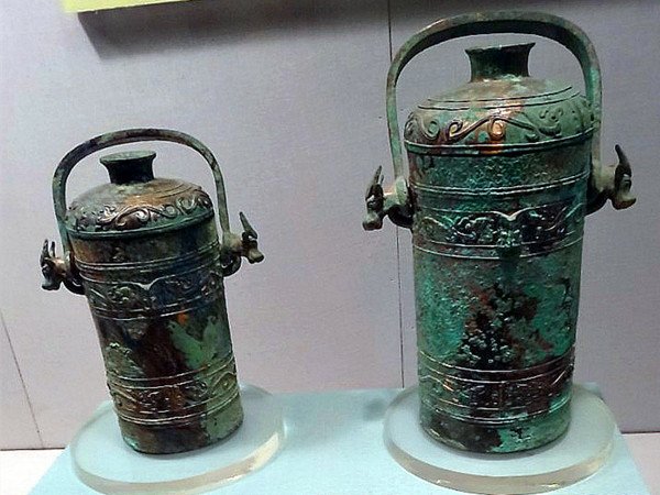 青銅卣/卣（音「友」）一種古代酒器，常見於商朝和西周時期，在