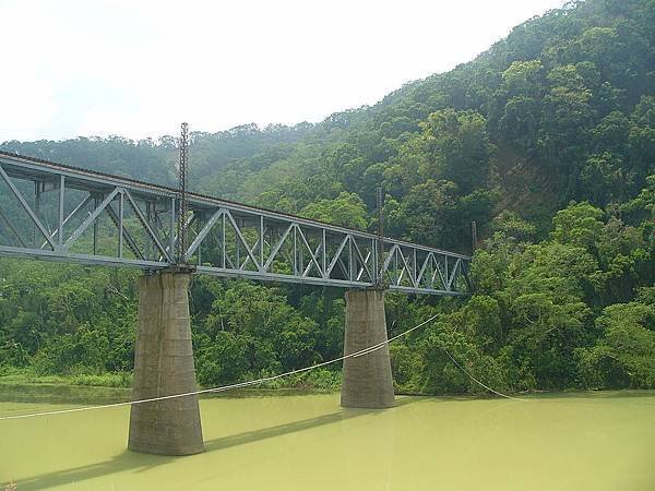 內社川鐵橋又稱為鯉魚潭橋-8座橋墩本體以紅磚砌築並附有石材，