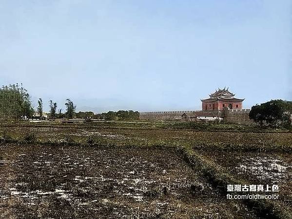 臺北城/（1904年）年底時，所有城牆與西門均遭拆卸，僅剩下