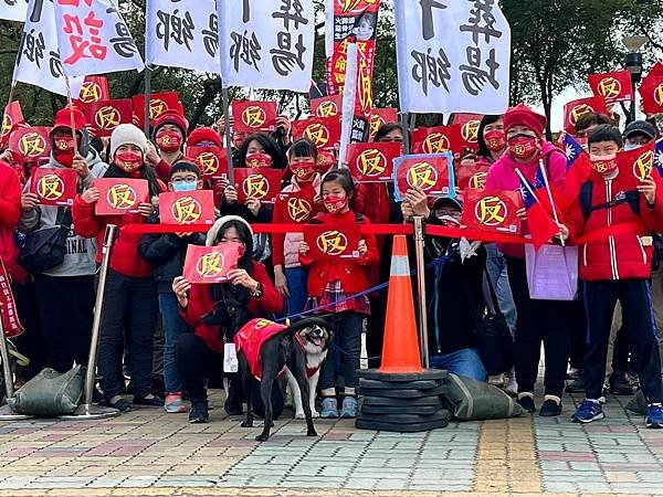 民意代表羅美文及民進黨縣議員何建樺、候選人曾綉雅，反對湖口鄉