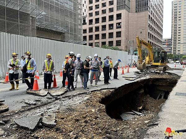 竹北天坑「520建案自救會」「豐采520」建案周邊道路至今共