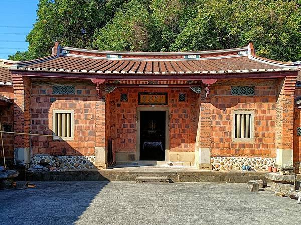 關西茅子埔德星彩耀陳家古厝/關西因當地地勢三面重山阻隔，一面