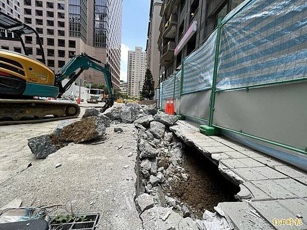 竹北天坑「520建案自救會」「豐采520」建案周邊道路至今共