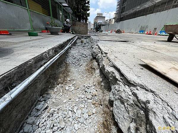 竹北天坑「520建案自救會」「豐采520」建案周邊道路至今共