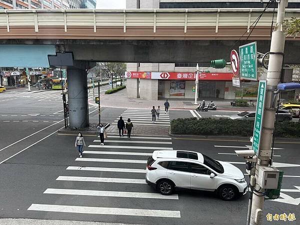 執法標準「車頭距離斑馬線上行人3公尺以上」基準/台灣「行人地