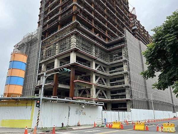 竹北天坑「520建案自救會」「豐采520」建案周邊道路至今共