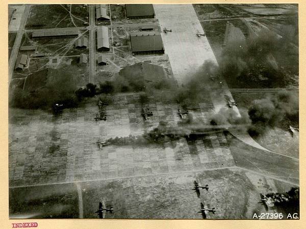 1943年11月25日美國第十四航空隊從江西遂川機場起飛，轟炸新竹飛行場，可見停機坪上日機被摧毀，但盟軍未受到任何反抗攻擊。中央研究院美國空軍歷史研究部AFHRA徵集成果-1024x768