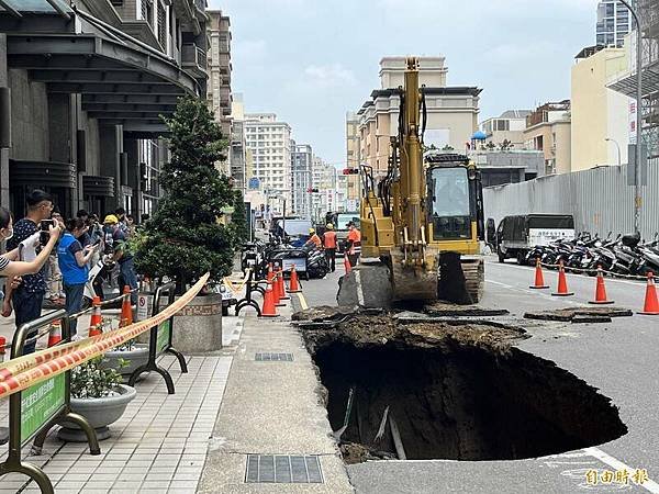 竹北天坑「520建案自救會」「豐采520」建案周邊道路至今共