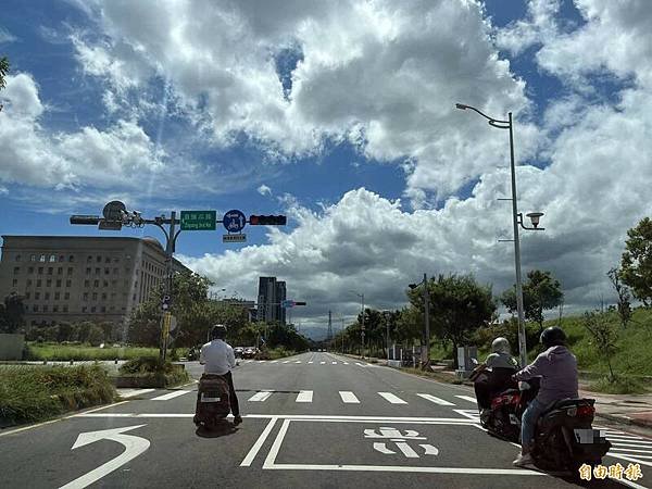 新竹縣竹北市興隆路三段與嘉政二街常有重車往來，壓壞路面、水溝