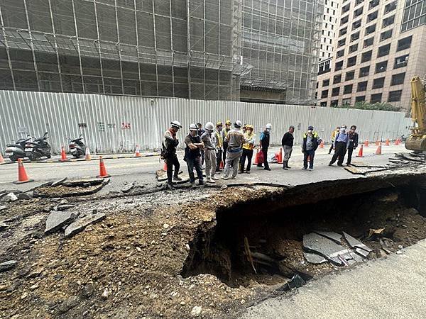 竹北天坑「520建案自救會」「豐采520」建案周邊道路至今共