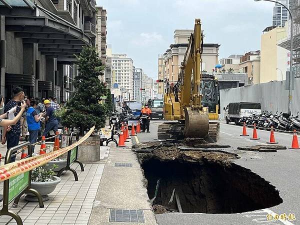 竹北天坑「520建案自救會」「豐采520」建案周邊道路至今共