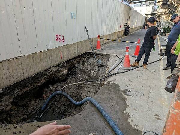 竹北天坑「520建案自救會」「豐采520」建案周邊道路至今共