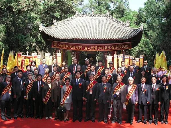 臺灣光復致敬團丘念臺定名為「感恩團」成立於1946年8月，乃