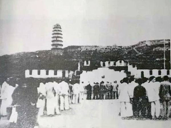 臺灣光復致敬團丘念臺定名為「感恩團」成立於1946年8月，乃