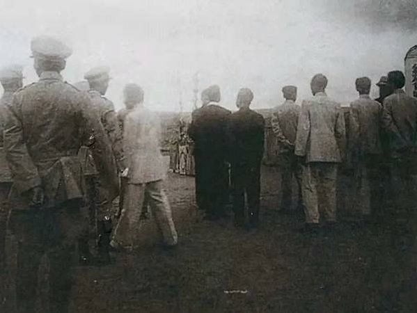 臺灣光復致敬團丘念臺定名為「感恩團」成立於1946年8月，乃