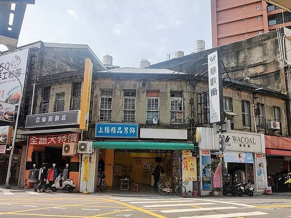 日美堂靴鞄店非歷史建築，民眾私人所有，文化局沒有相關法規限制