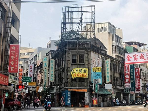 日美堂靴鞄店非歷史建築，民眾私人所有，文化局沒有相關法規限制