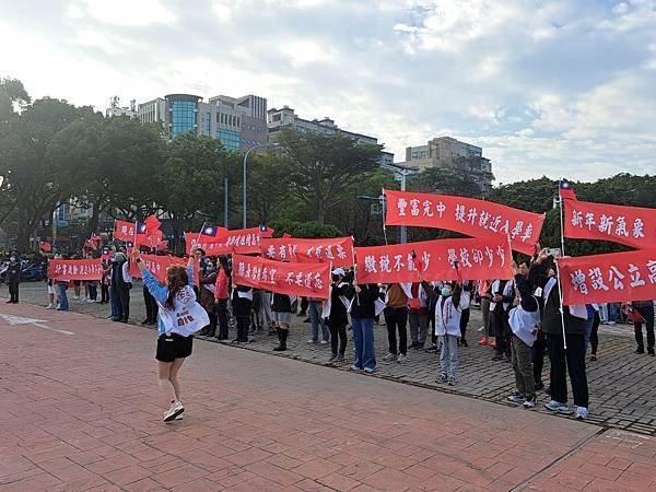 竹縣元旦升旗百名家長陳情「高中不足」除了家長自發陳情之外，民