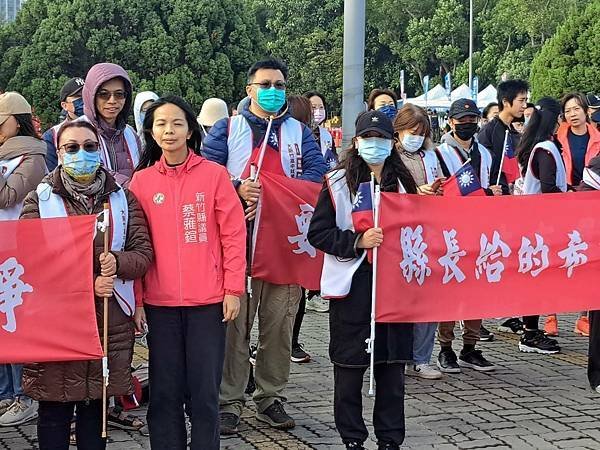 竹縣元旦升旗百名家長陳情「高中不足」除了家長自發陳情之外，民