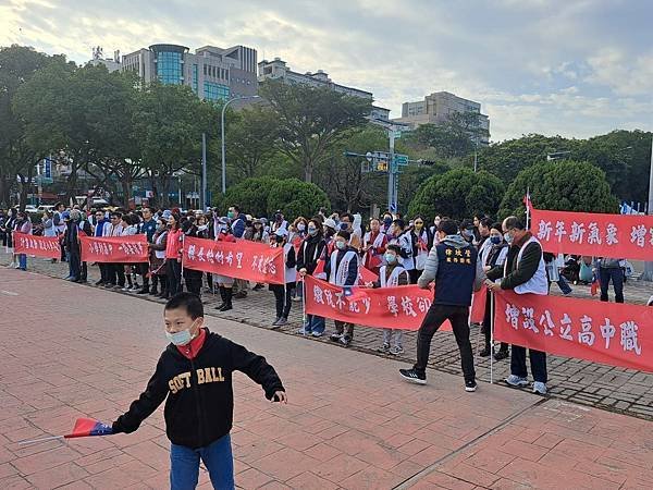 竹縣元旦升旗百名家長陳情「高中不足」除了家長自發陳情之外，民